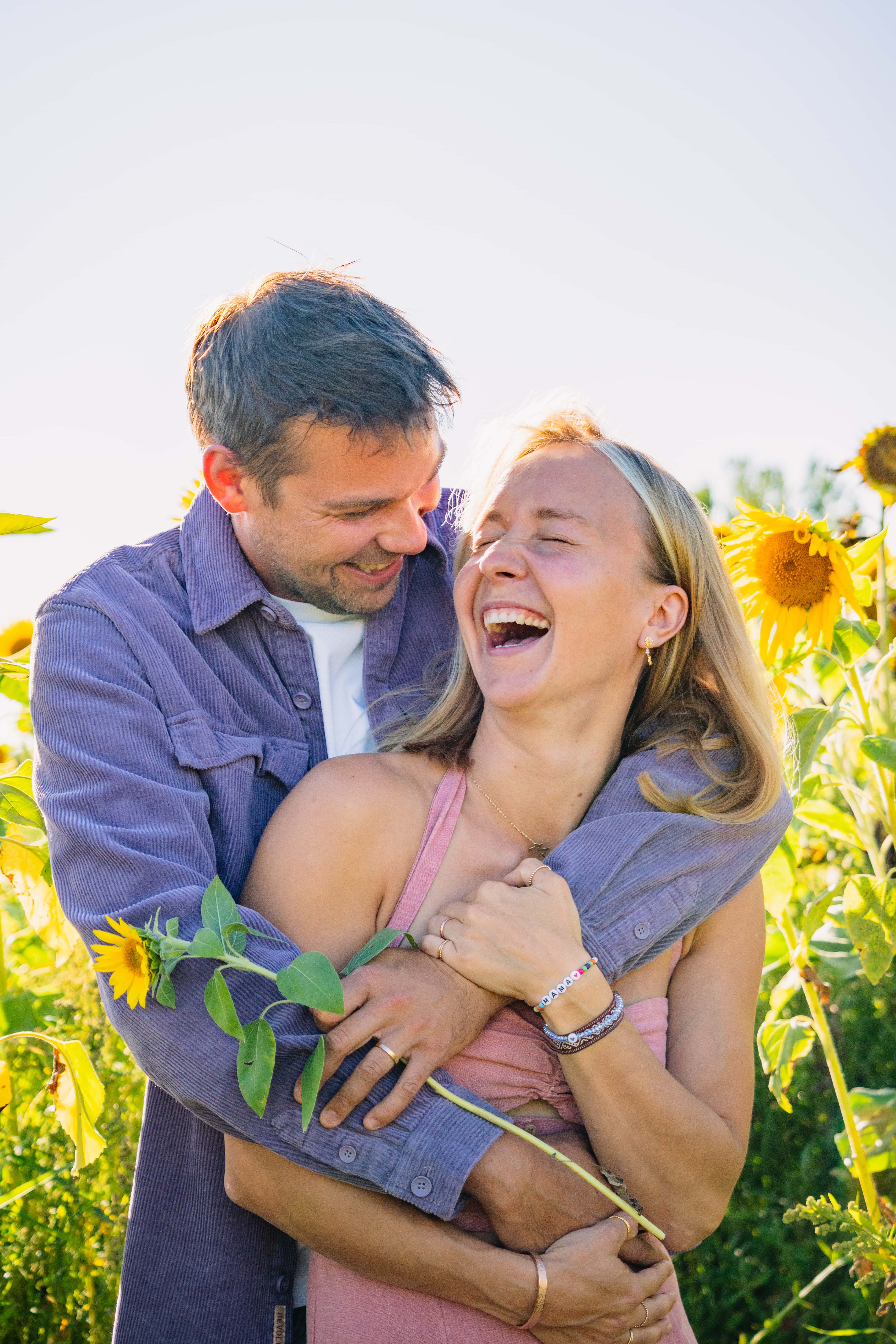 Couple riant dans les tournesols, Félix Orain photographe Rennes