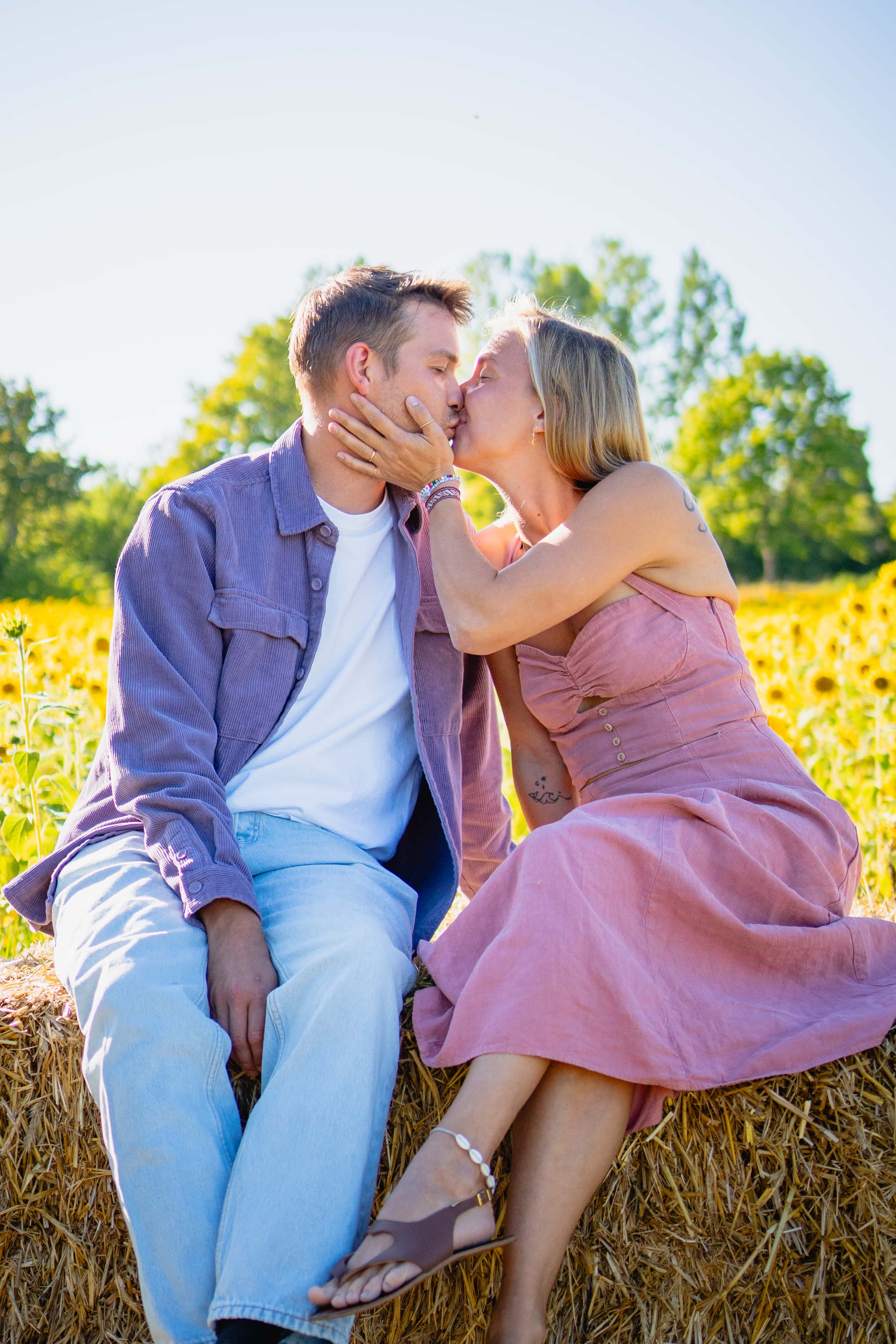 Couple sur une botte de paille, tournesols, Félix Orain photographe