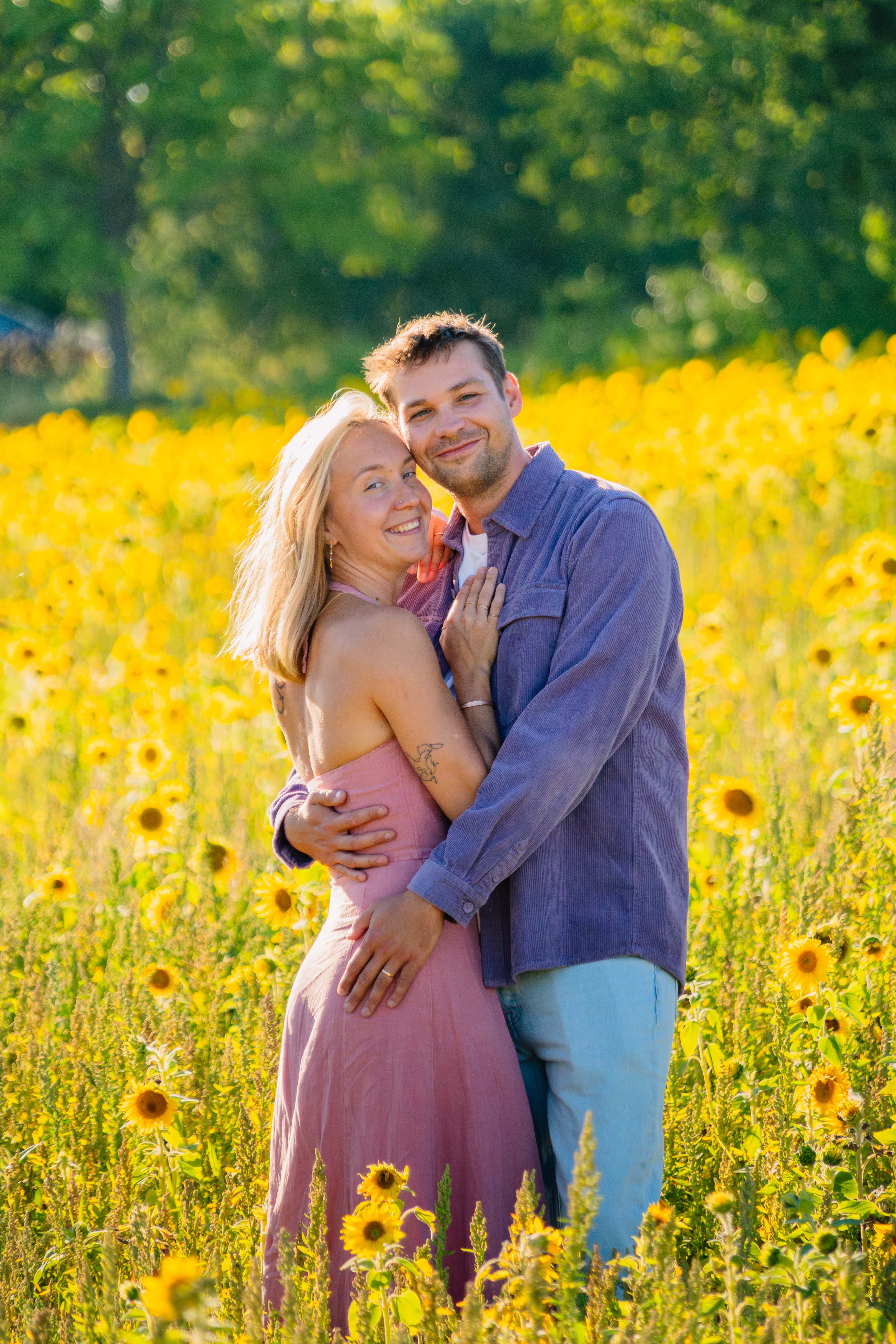 Couple dans un champ de tournesols, Félix Orain photographe couple