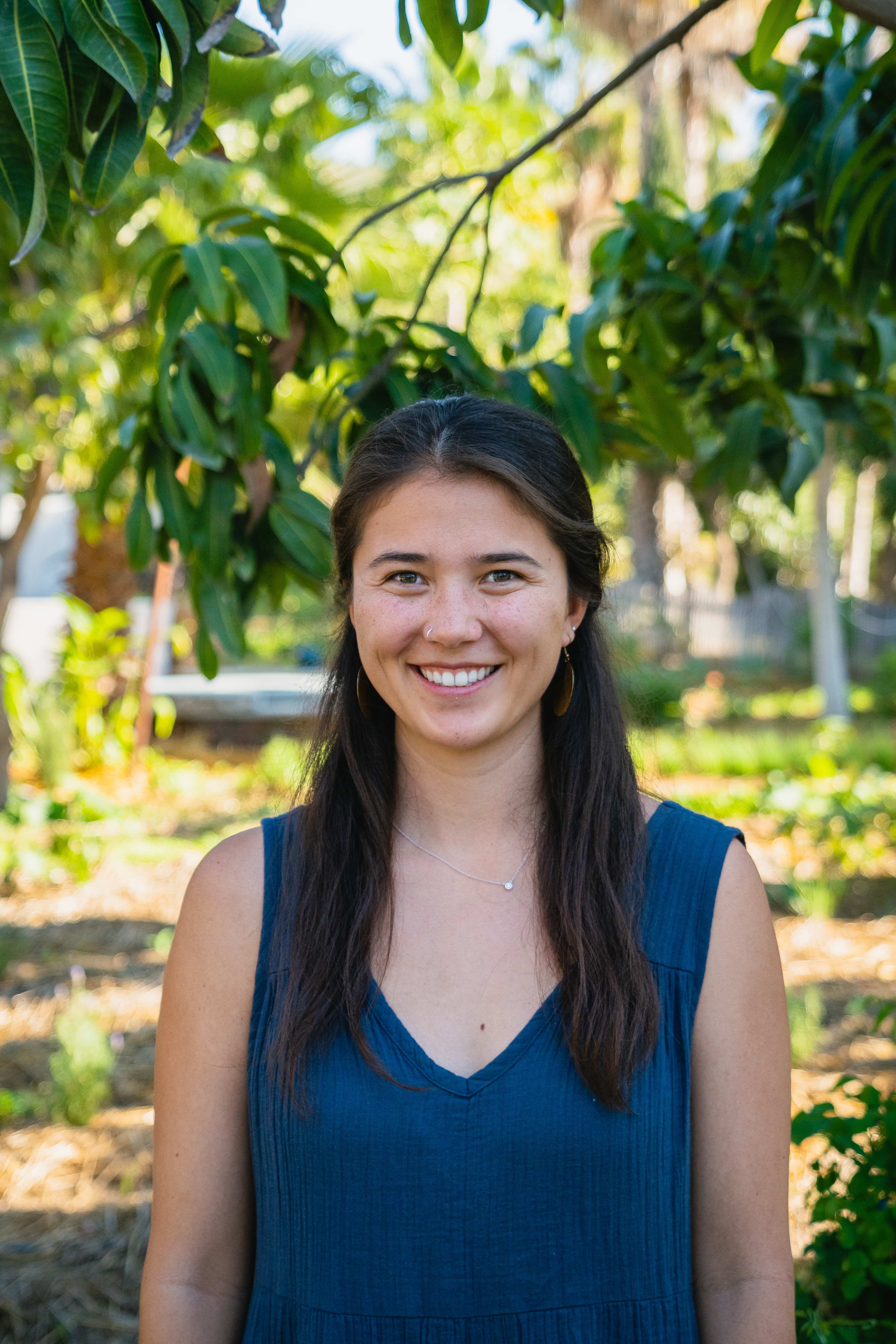 Portrait souriant sous un arbre, Félix Orain photographe portrait
