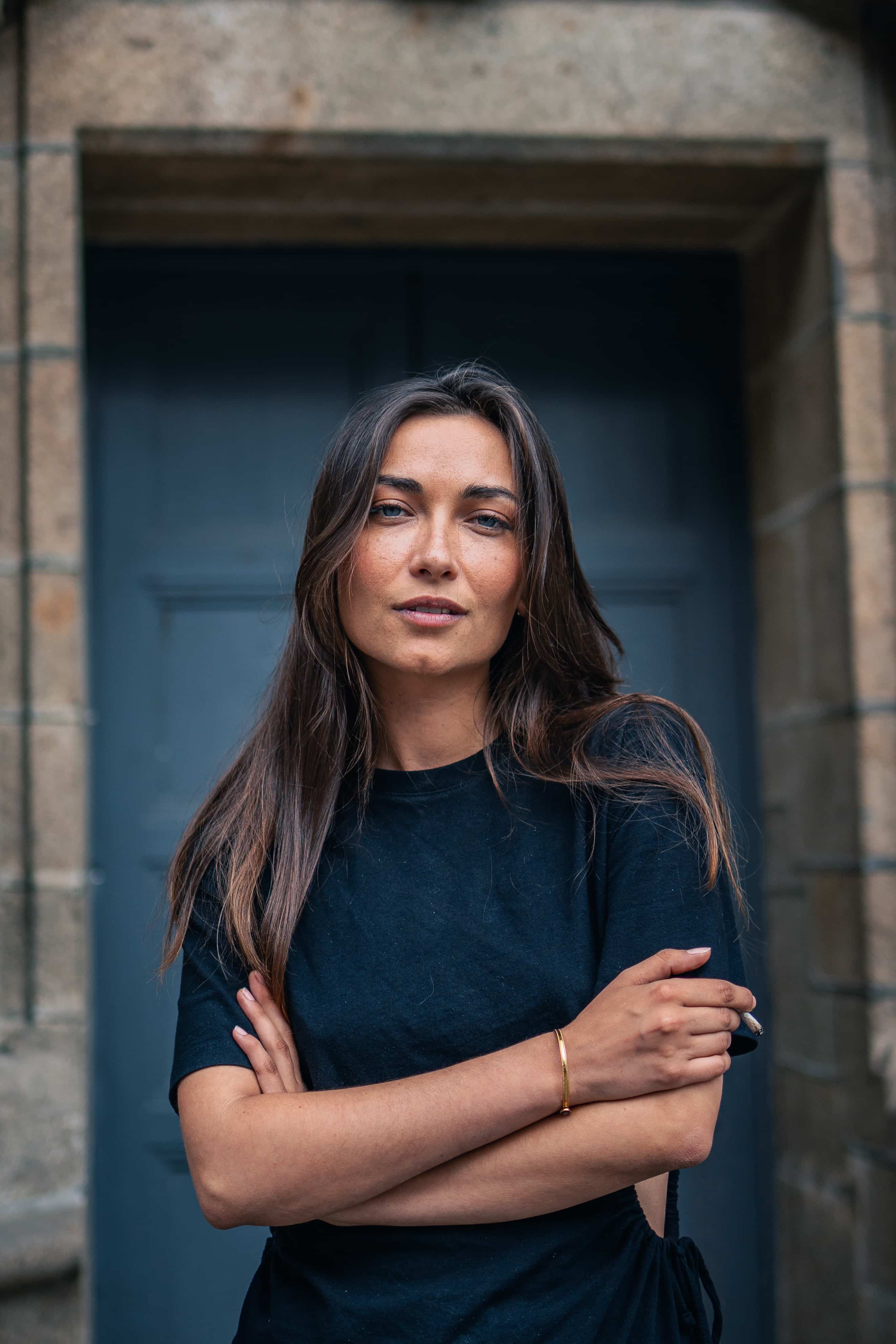 Portrait bras croisés devant une porte, Félix Orain photographe Rennes