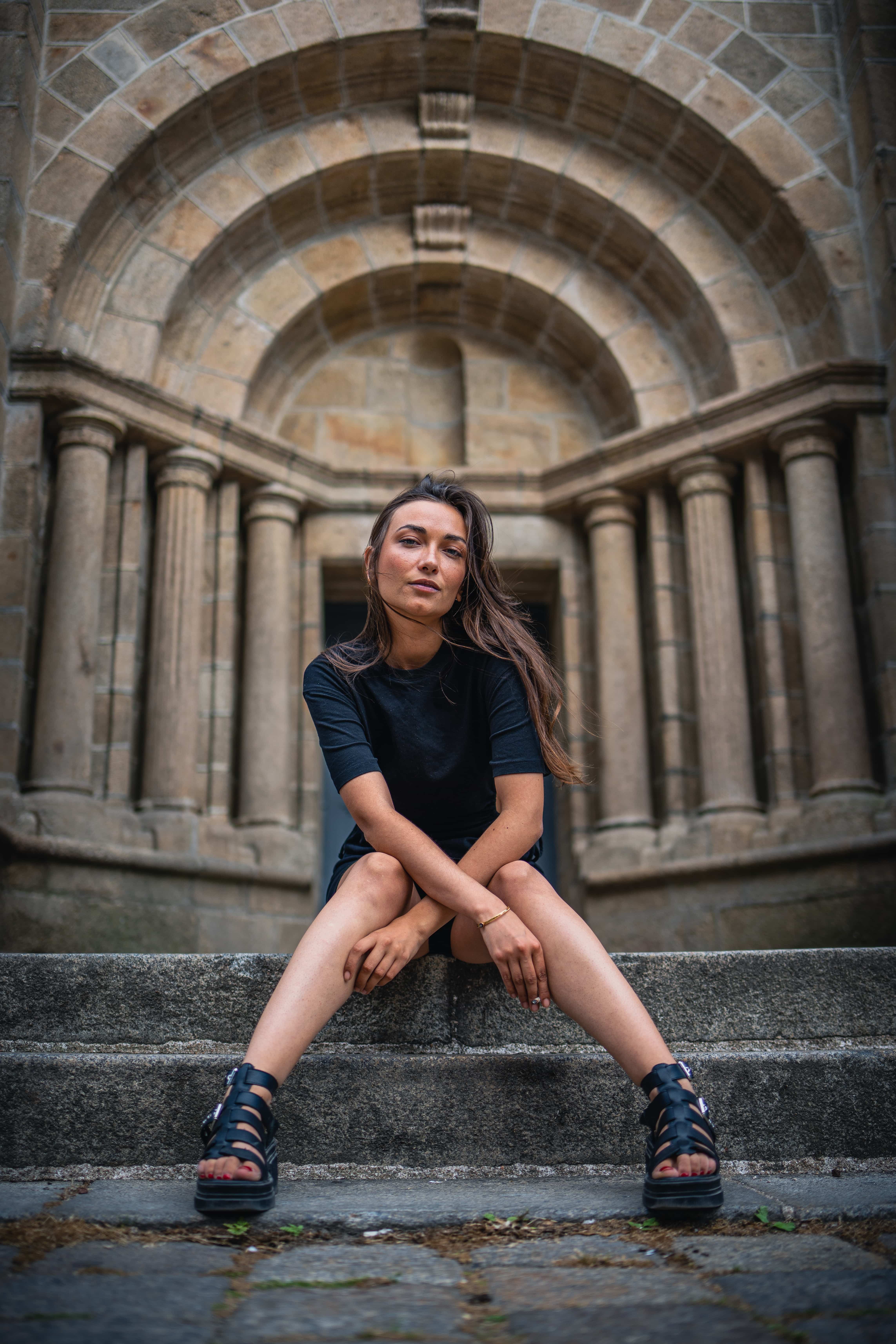 Portrait assise sur les marches d'une église, Félix Orain photographe Rennes