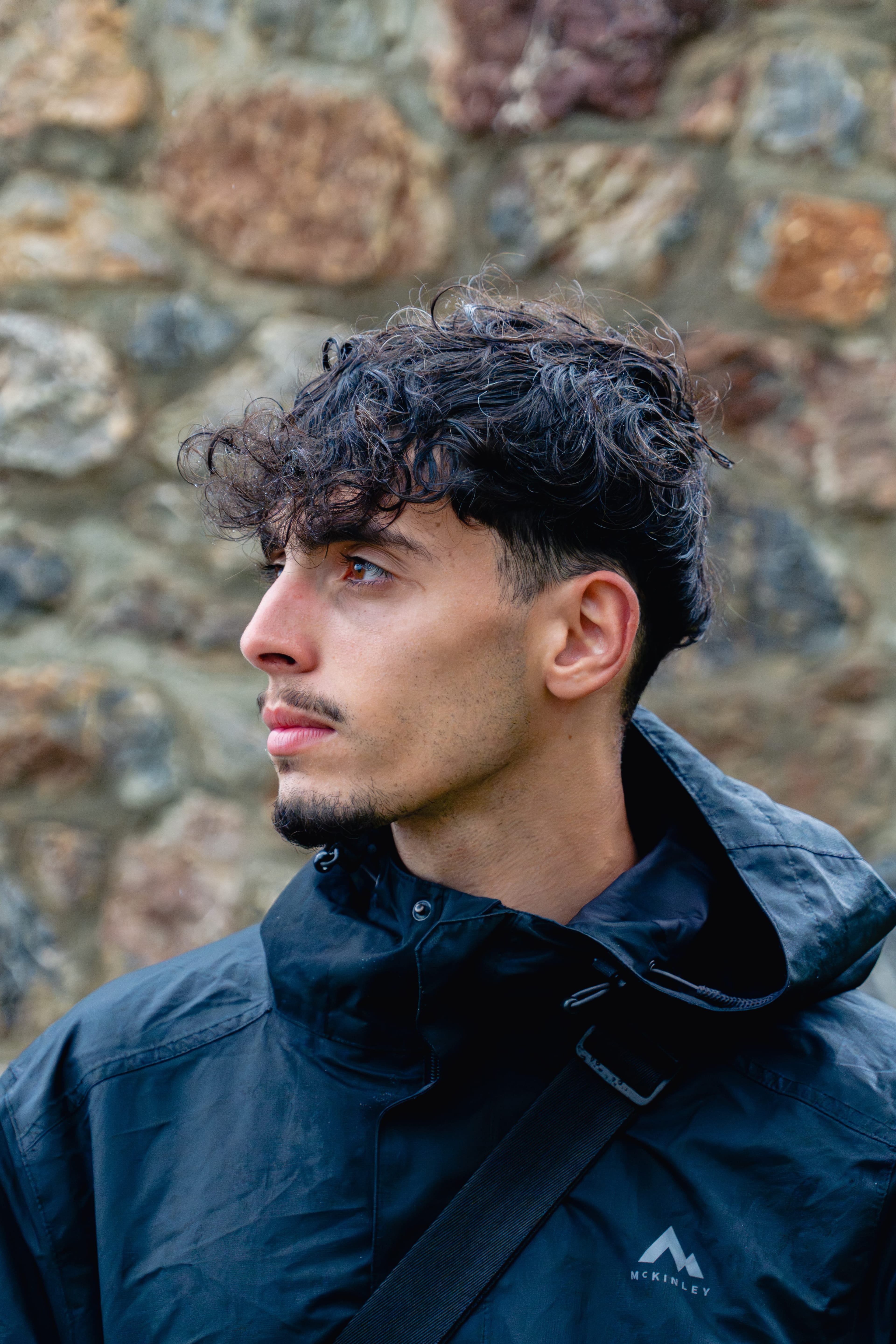 Portrait de profil devant un mur de pierre, Félix Orain photographe
