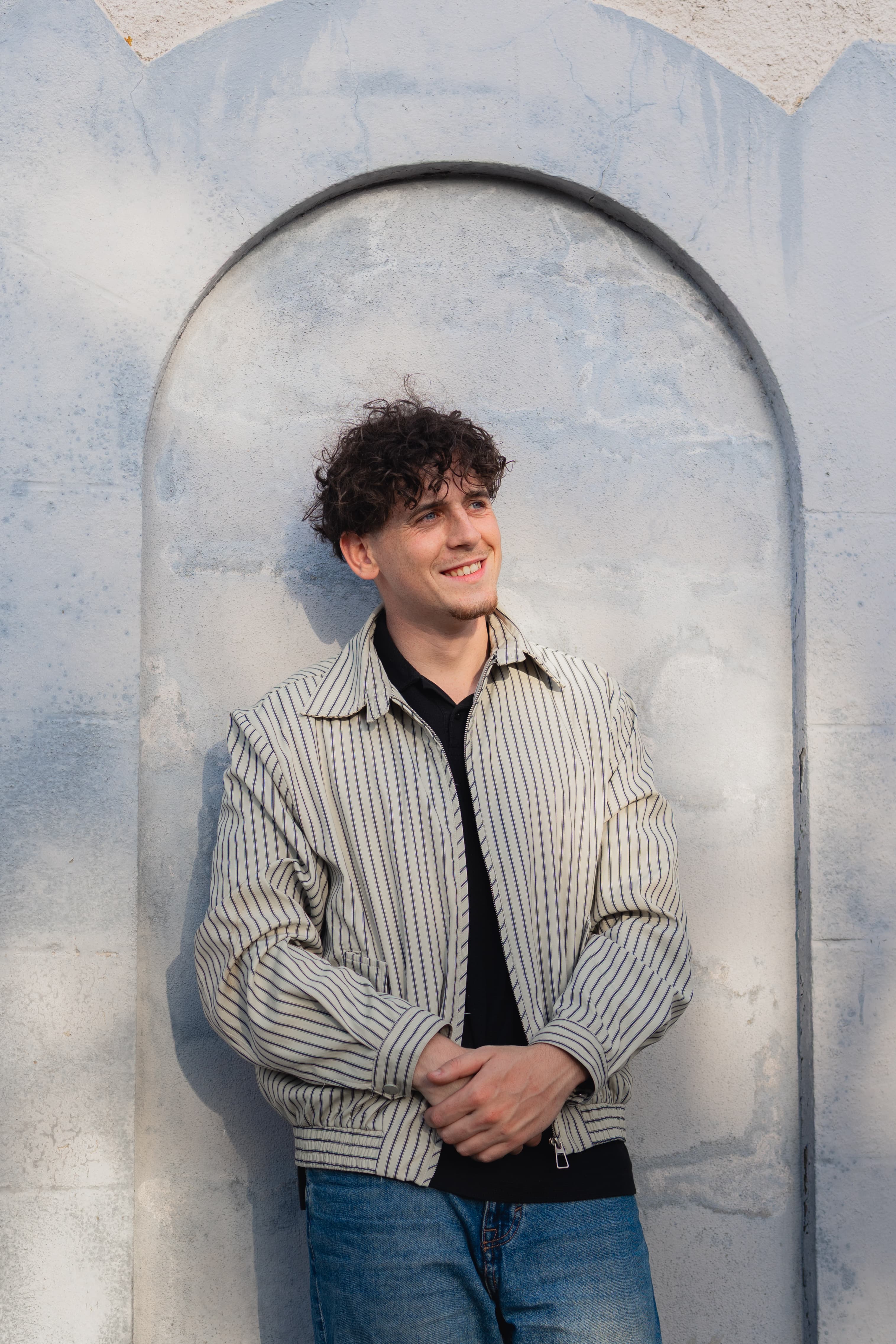 Portrait devant une arche, Félix Orain photographe Rennes