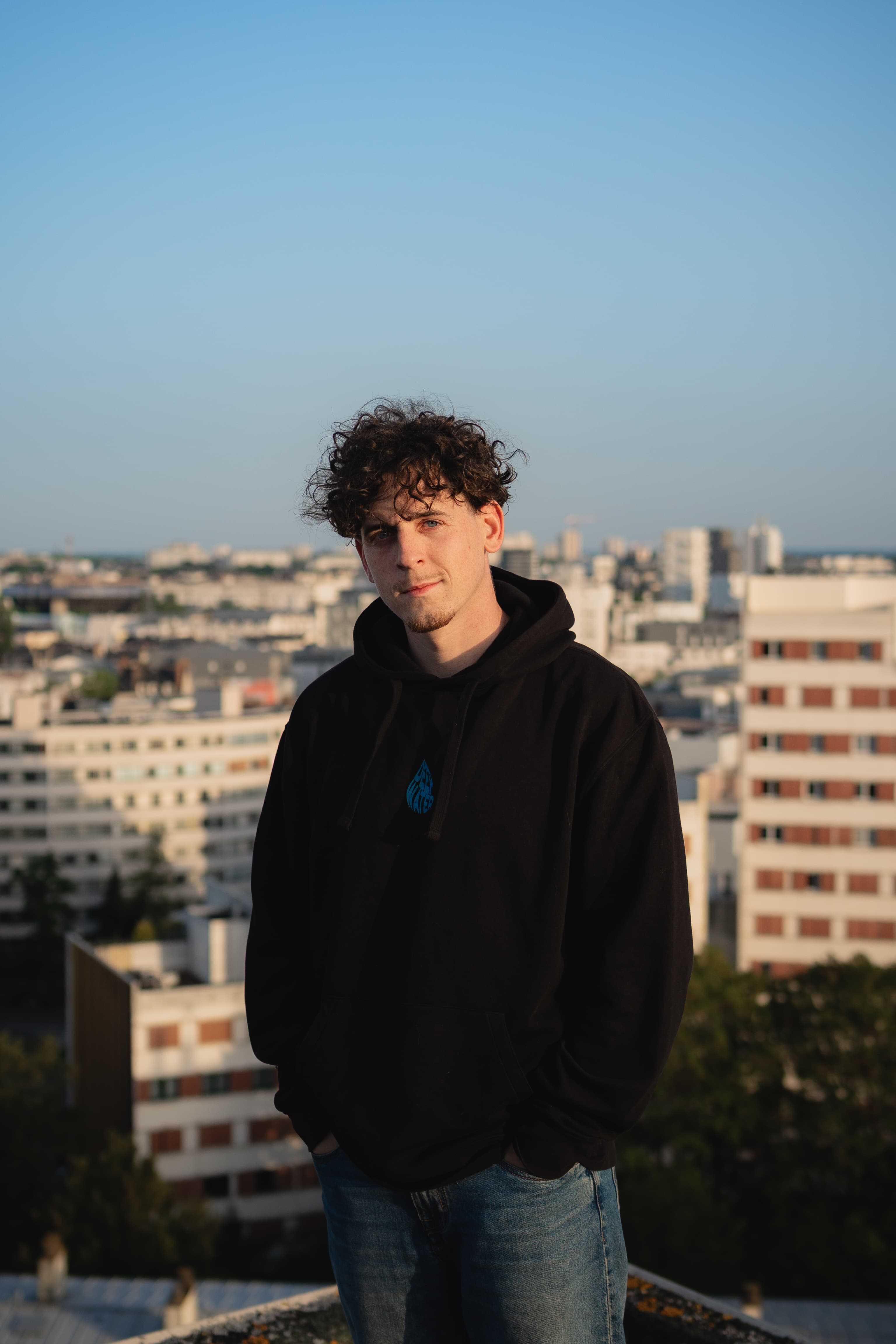 Portrait en rooftop au-dessus de la ville, Félix Orain photographe Rennes