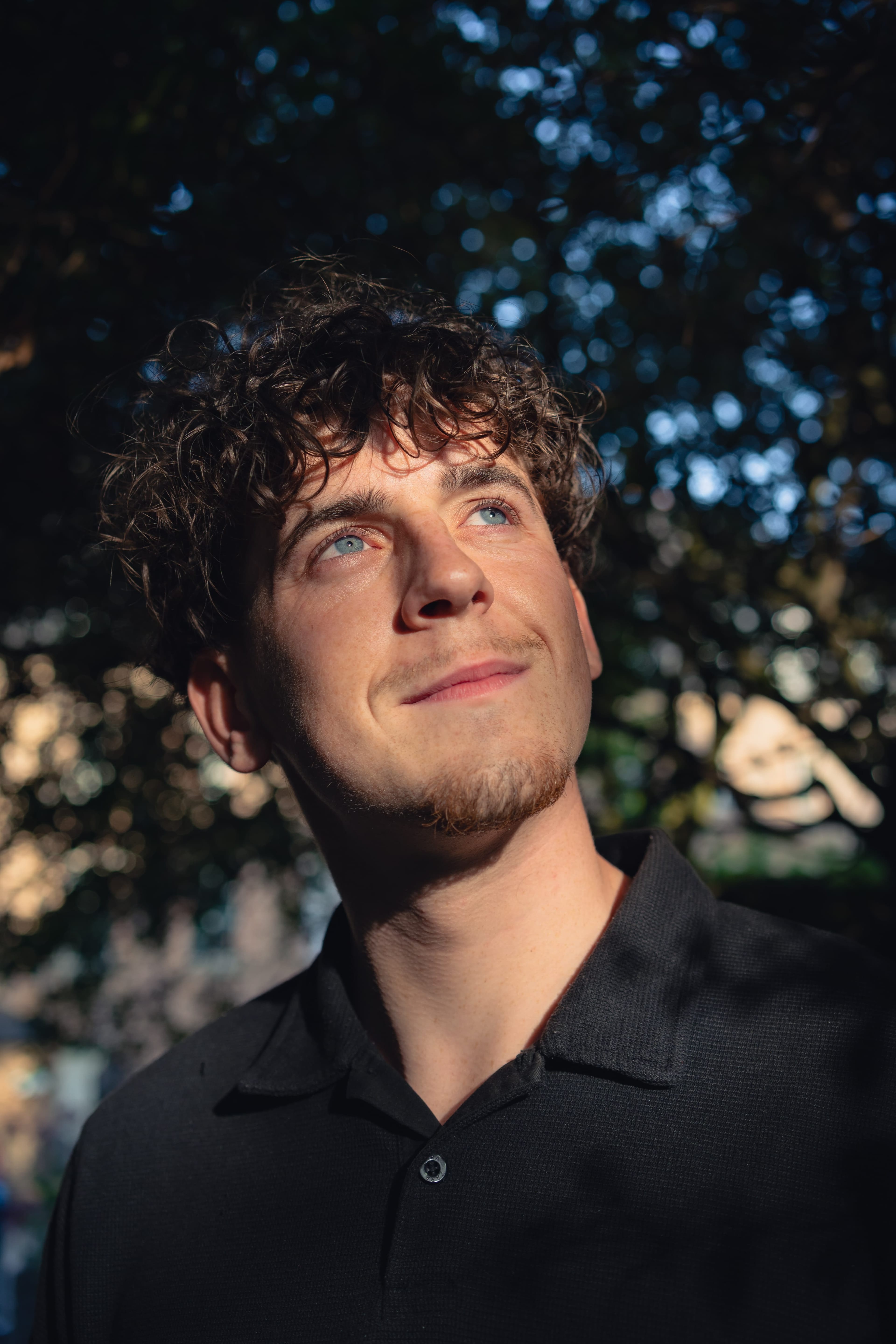 Portrait contre-plongée en lumière d'été, Félix Orain photographe Rennes