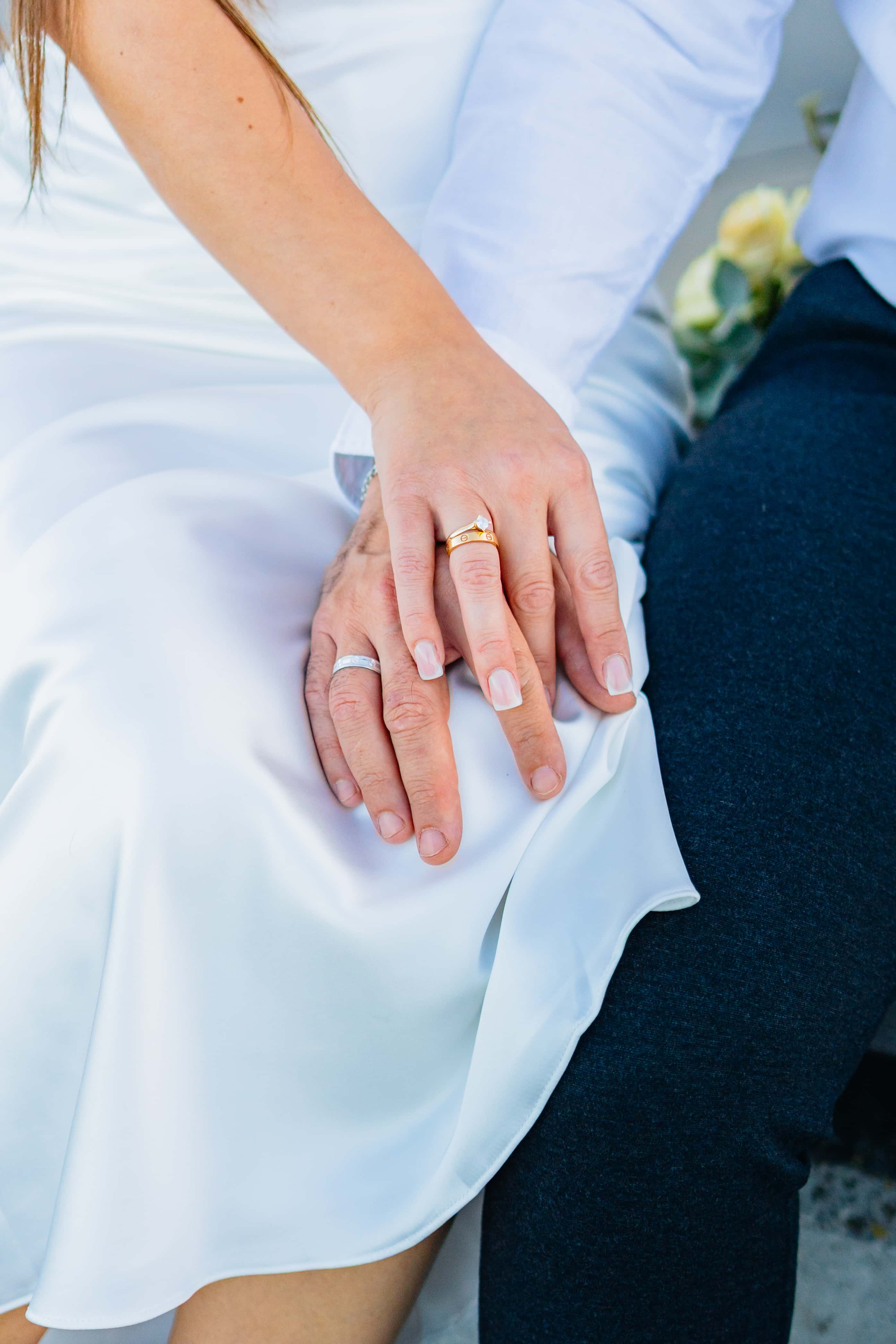 Alliances et mains des mariés, détail de robe blanche, Félix Orain photographe mariage Rennes