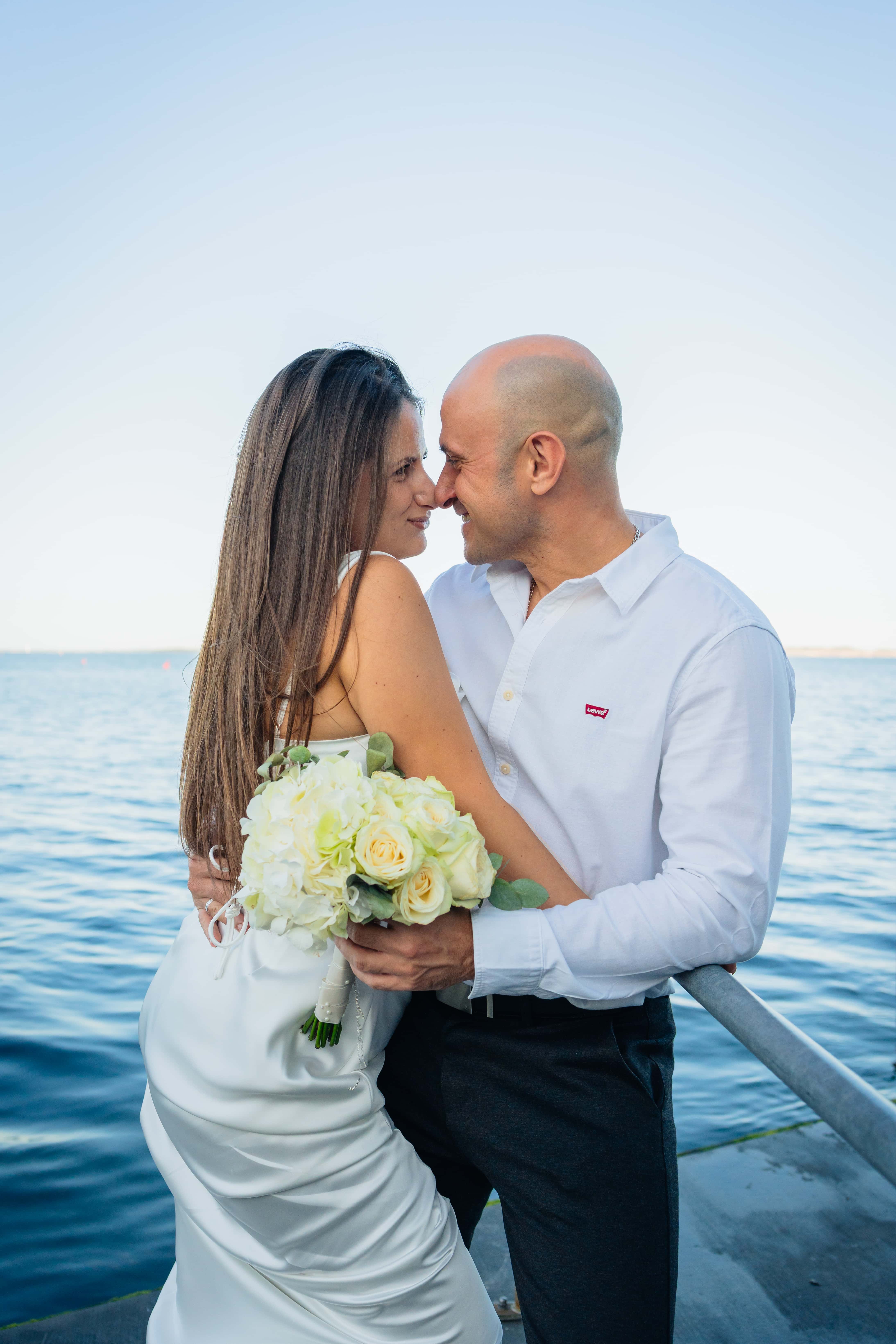 Mariés nez à nez au bord de l'eau, bouquet à la main, Félix Orain photographe mariage Rennes