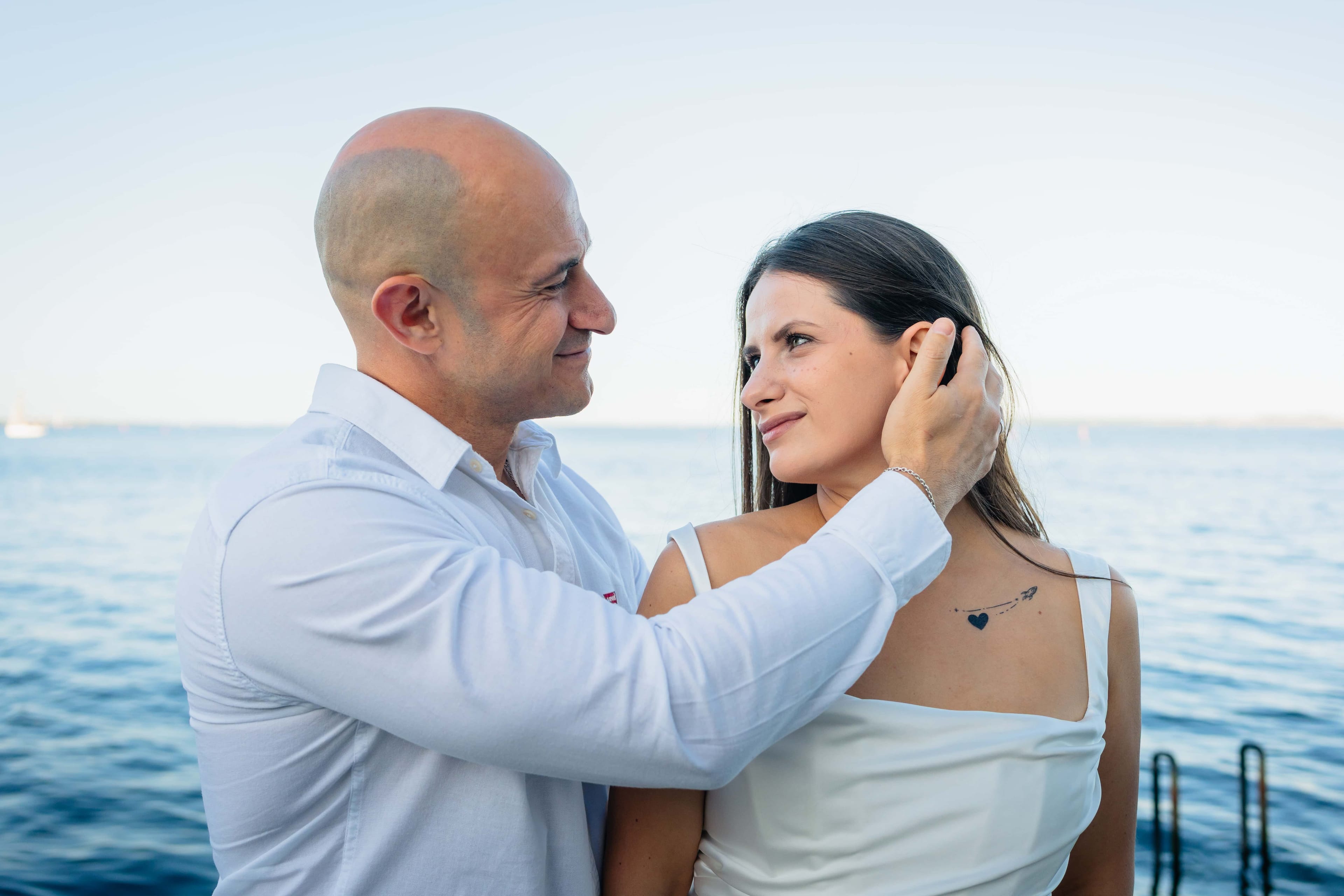 Geste tendre des mariés au bord de la mer, Félix Orain photographe mariage Bretagne