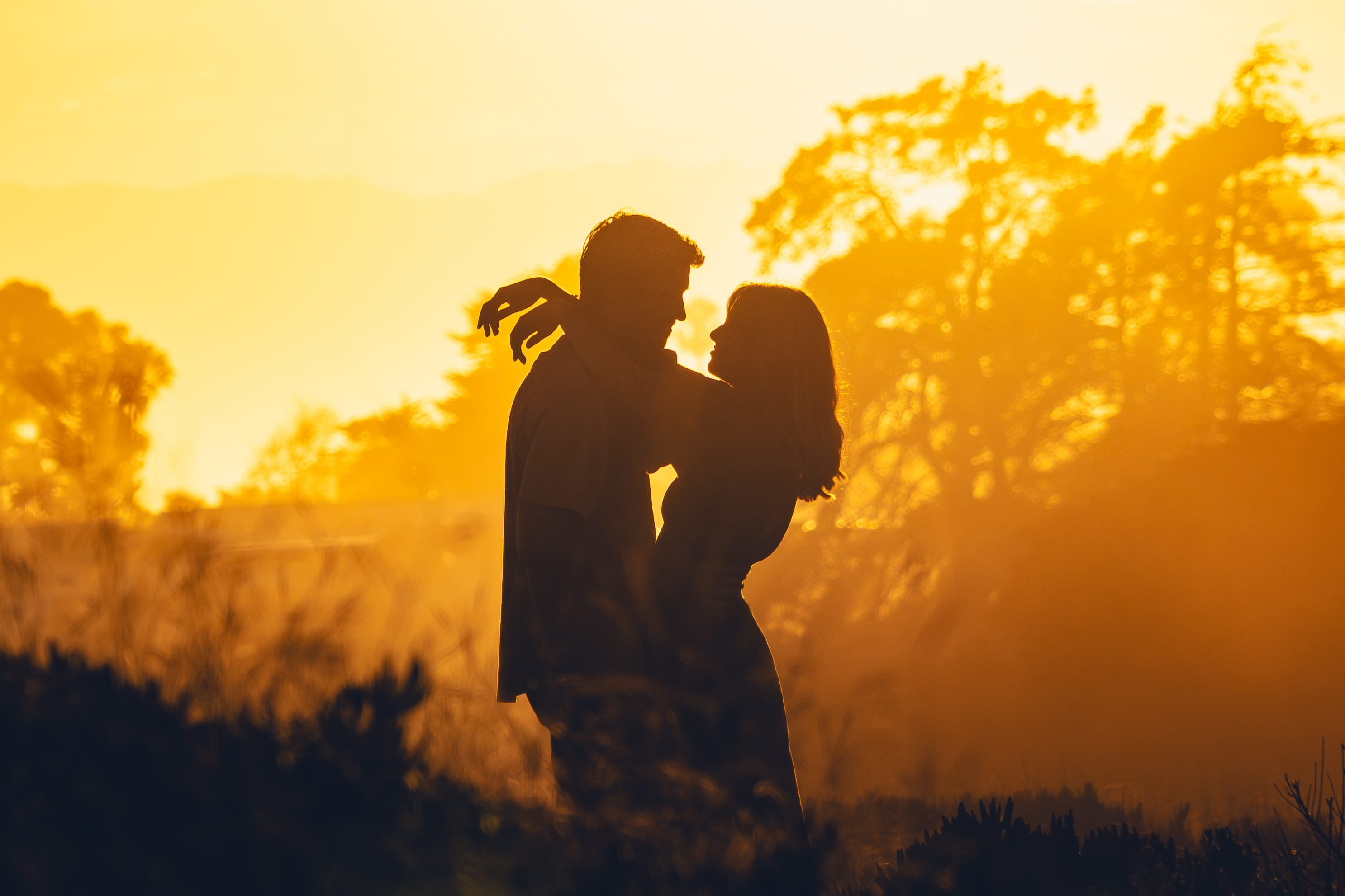 Félix Orain photographe - Couple au coucher du soleil en Bretagne