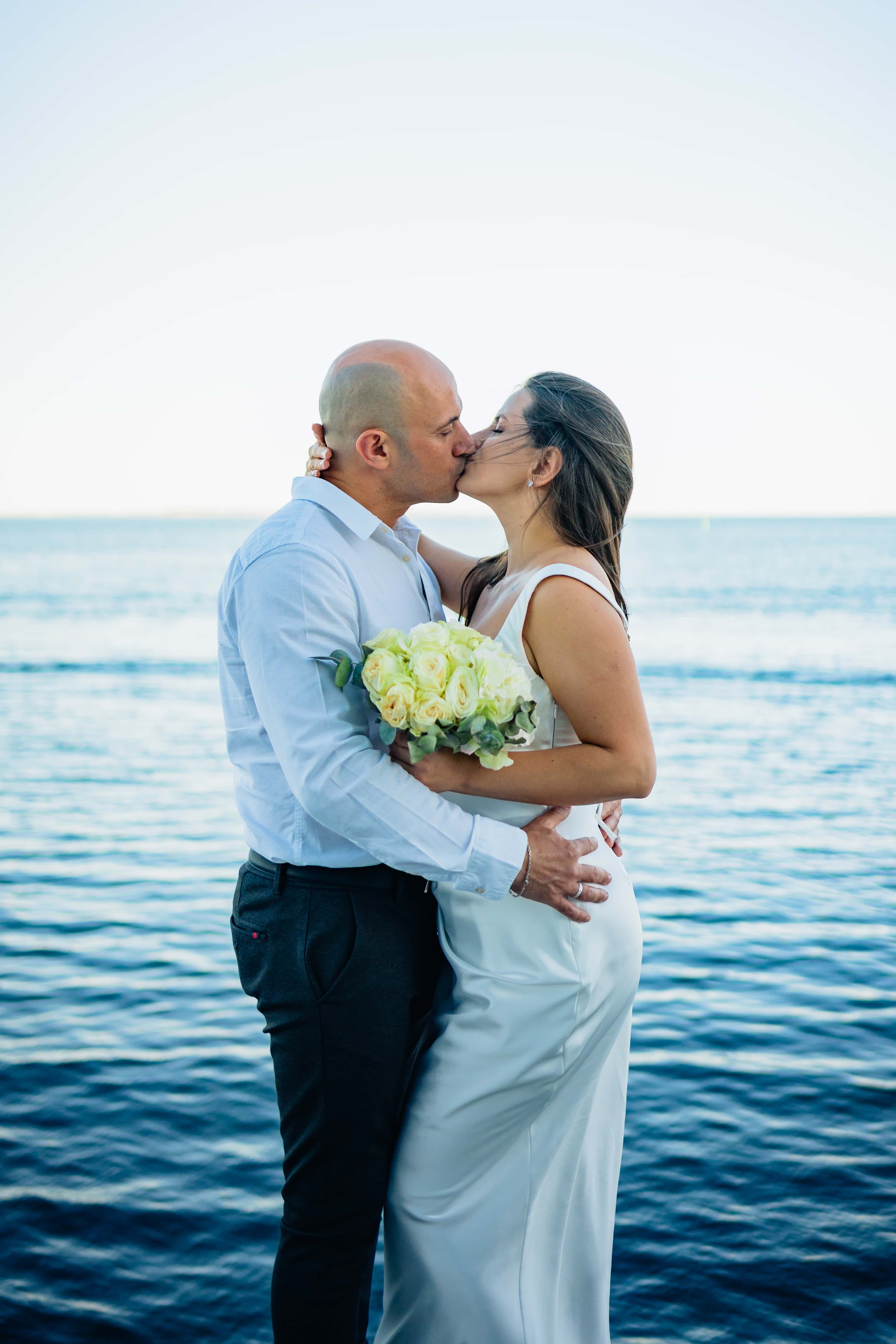 Mariés s'embrassant devant la mer - Félix Orain, photographe mariage Rennes